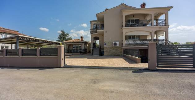 Two-Bedroom Apartment Covic Red