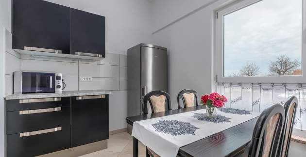 Two Bedroom Apartment Leko I  with Shared Pool and Garden