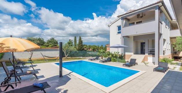 Two Bedroom Apartment Leko I  with Shared Pool and Garden