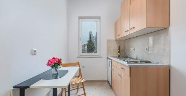 Jednosobni apartman Leko V sa zajedničkim bazenom i vrtom