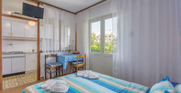 Studio Apartment Sauko Plavi with Balcony