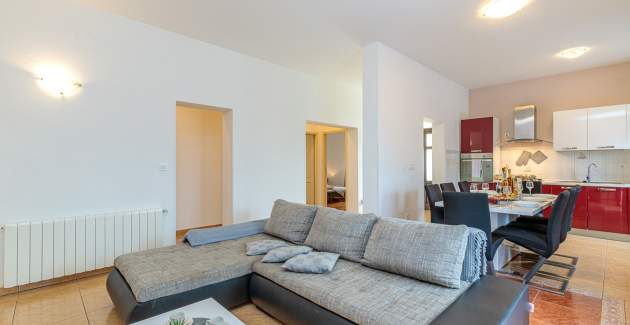 Four-Bedroom Apartment Terlevic with Terrace