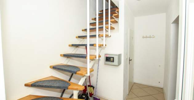 Apartment Leko IV mit zwei Schlafzimmern, Balkon, Gemeinschaftspool und Garten