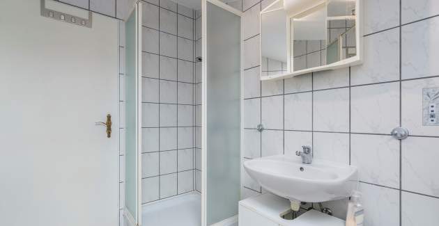 Apartment Leko IV mit zwei Schlafzimmern, Balkon, Gemeinschaftspool und Garten
