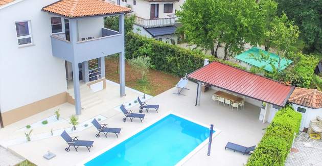 Appartamento Leko IV con due camere da letto, balcone, piscina comune e giardino