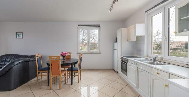 Apartment Leko IV mit zwei Schlafzimmern, Balkon, Gemeinschaftspool und Garten