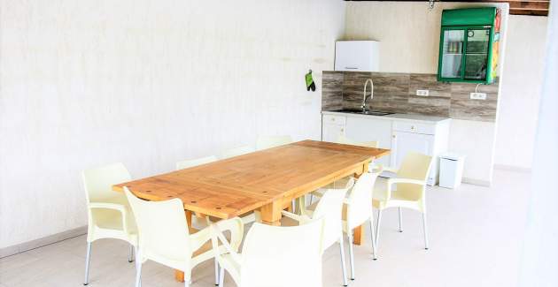 Apartment Leko IV mit zwei Schlafzimmern, Balkon, Gemeinschaftspool und Garten
