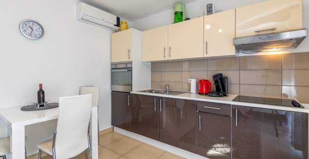 One-Bedroom Apartment Kardumovic III Green