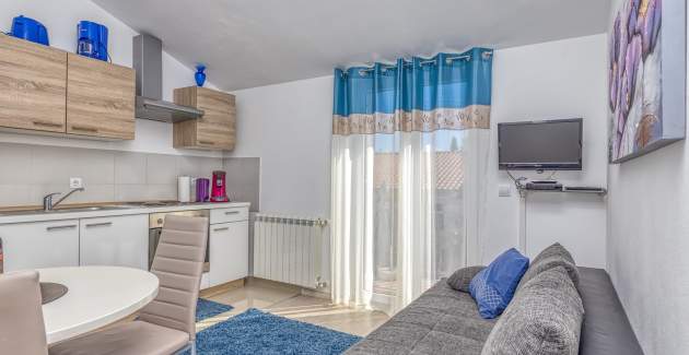 One-Bedroom Apartment Kardumovic IV Blue on the Third Floor