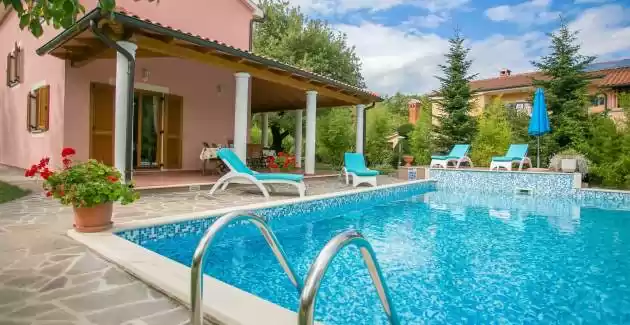 Angenehme Villa Valmonida mit Pool, Sauna, Fitnessraum und Grill