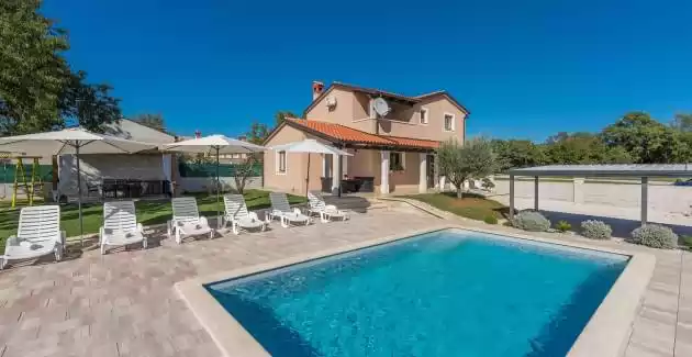 Villa Gita s igralištem i bazenom