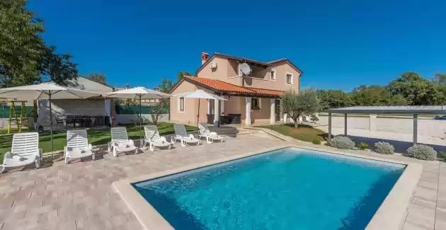 Villa Gita con parco giochi e piscina