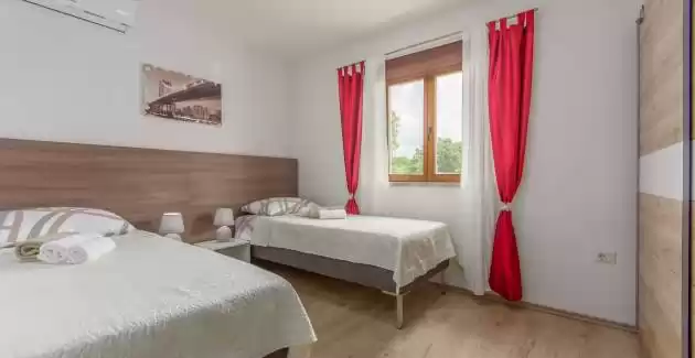 Villa Gita s igralištem i bazenom