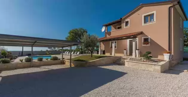 Villa Gita s igralištem i bazenom