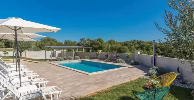 Villa Gita s igralištem i bazenom