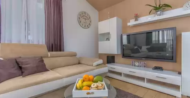 Villa Gita s igralištem i bazenom