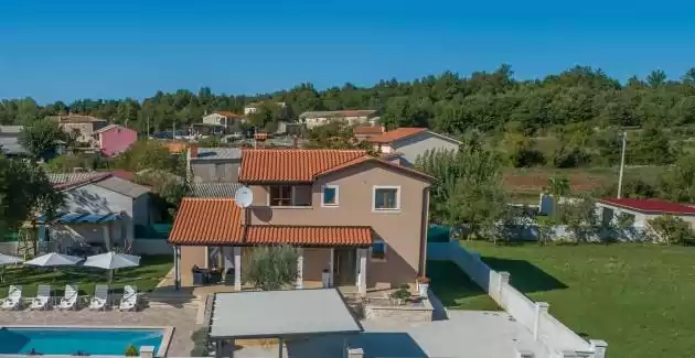 Villa Gita s igralištem i bazenom