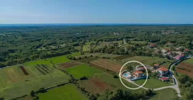 Villa Gita s igralištem i bazenom