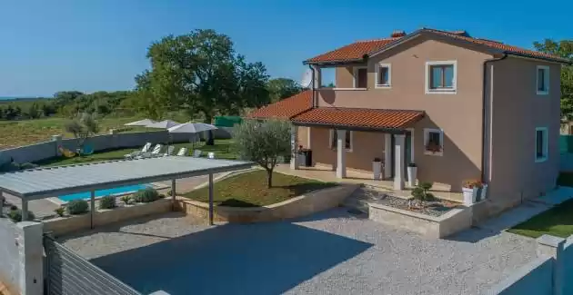 Villa Gita s igralištem i bazenom