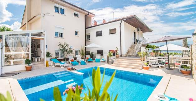 Apartment Suzy mit Balkon, Meerblick und Gemeinschaftspool in Novi Vinodolski