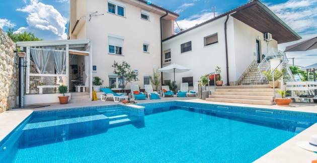 Apartment Suzy with Balcony,  Sea View and Shared Pool in Novi Vinodolski