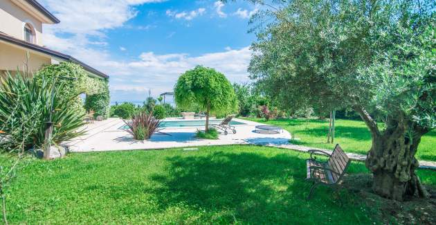 Appartamento con piscina  in Villa Arta a Lovran