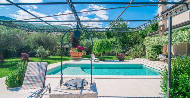 Appartamento con piscina  in Villa Arta a Lovran