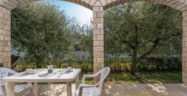 Studio Apartment Mirjana II with covered Terrace 