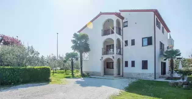 Einfach eingerichtetes Apartment Spada Mirjana III mit Terrasse