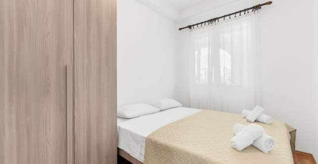 Einfach eingerichtetes Apartment Spada Mirjana III mit Terrasse