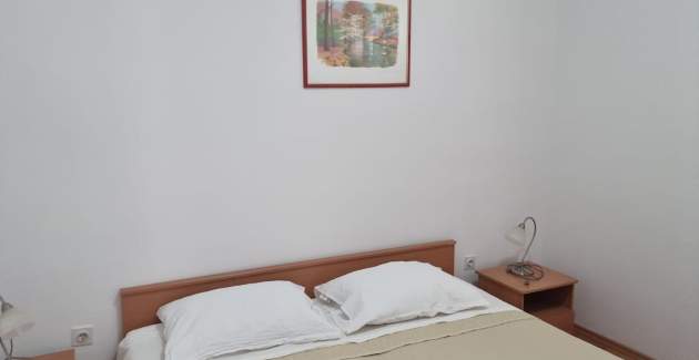 Einfach eingerichtetes Apartment Mirjana III mit Terrasse