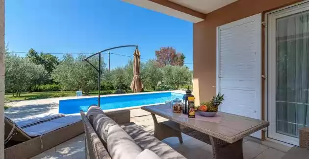 Villa Terlevic mit Pool umgeben von Olivenhainen