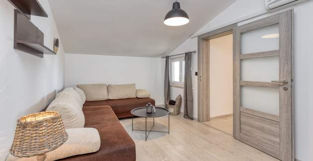 Apartment Dobrec III on The Second Floor with Sea View