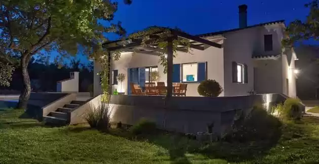 Unica Villa Majavec con ampio giardino e piscina privata