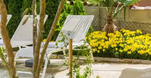 Ferienwohnung Laura A mit Terrasse und Blick auf den Pool