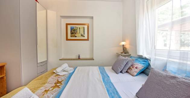 Apartman Laura A s terasom i pogledom na bazen
