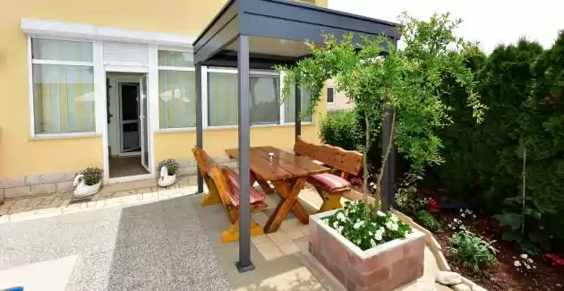 Ferienwohnung Laura A mit Terrasse und Blick auf den Pool