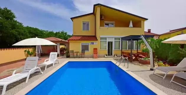 Ferienwohnung Laura A mit Terrasse und Blick auf den Pool