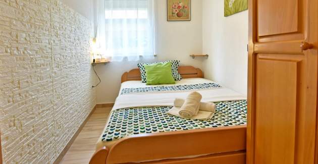 Apartman Laura A s terasom i pogledom na bazen