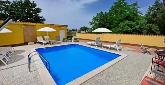 Ferienwohnung Laura A mit Terrasse und Blick auf den Pool