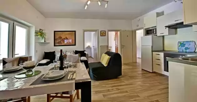 Apartman Laura A s terasom i pogledom na bazen