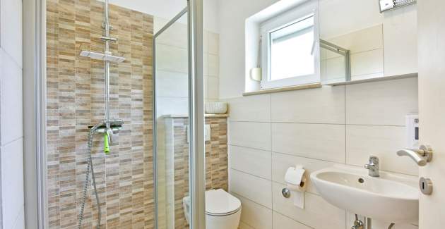 Apartman Laura A s terasom i pogledom na bazen