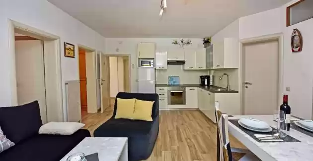 Apartman Laura A s terasom i pogledom na bazen