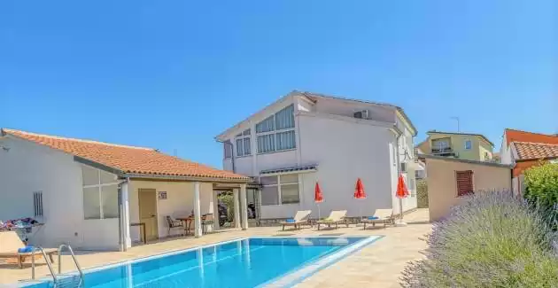 Villa Irena con piscina privata a Porec