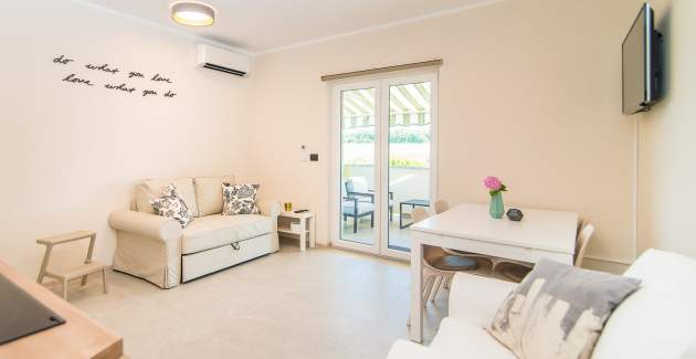 One-Bedroom Apartment with Balcony Vet-Centar I A2+2