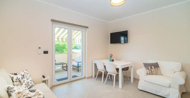 One-Bedroom Apartment with Balcony Vet-Centar I A2+2