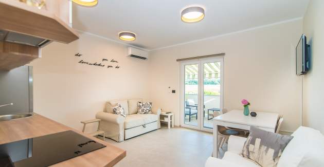 One-Bedroom Apartment with Balcony Vet-Centar I A2+2