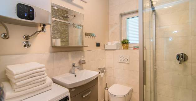 One-Bedroom Apartment with Balcony Vet-Centar I A2+2