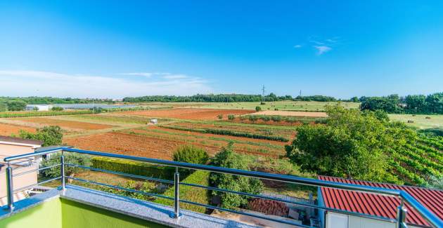 Modern apartment with balcony on two floors Vet-Centar II A4