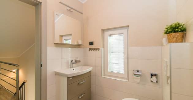 Modern apartment with balcony on two floors Vet-Centar II A4